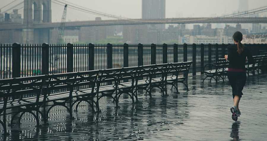 Joggeuse sous la pluie